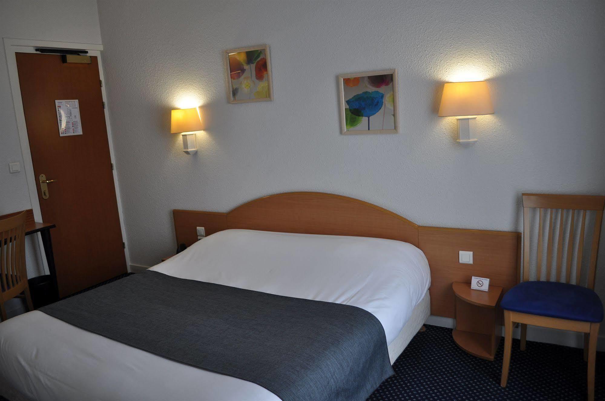Hotel Le Progres Angers Esterno foto